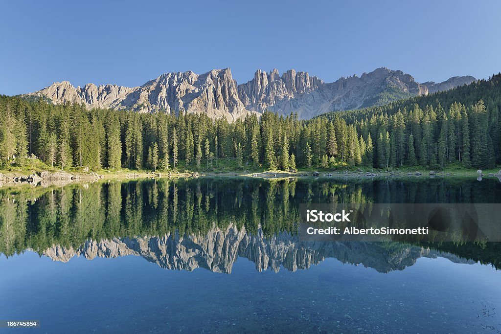 Lago di Carezza (Dolomiti) - Foto stock royalty-free di Dolomiti