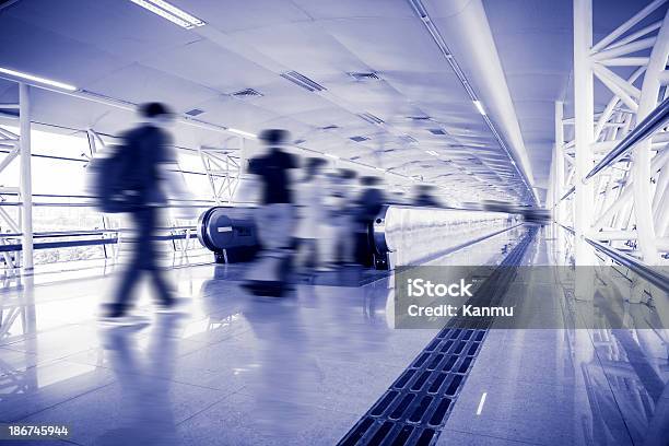 Osób Spacer W Tunelu Lotnisko - zdjęcia stockowe i więcej obrazów Architektura - Architektura, Bagaż, Biznes