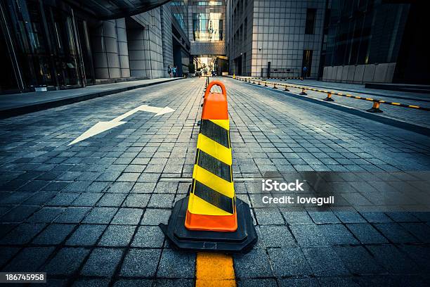 Cones De Trânsito - Fotografias de stock e mais imagens de Alfalto - Alfalto, Amarelo, Ao Ar Livre