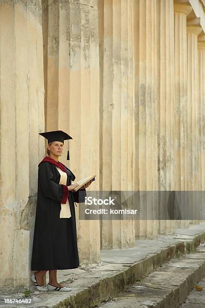 Photo libre de droit de Diplômés Avec Un Livre banque d'images et plus d'images libres de droit de 20-24 ans - 20-24 ans, 25-29 ans, Adulte