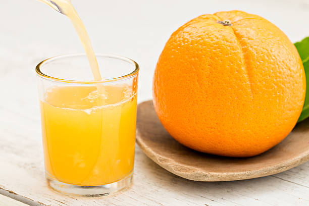 istock Pouring Fresh Oranje Juice 186746487