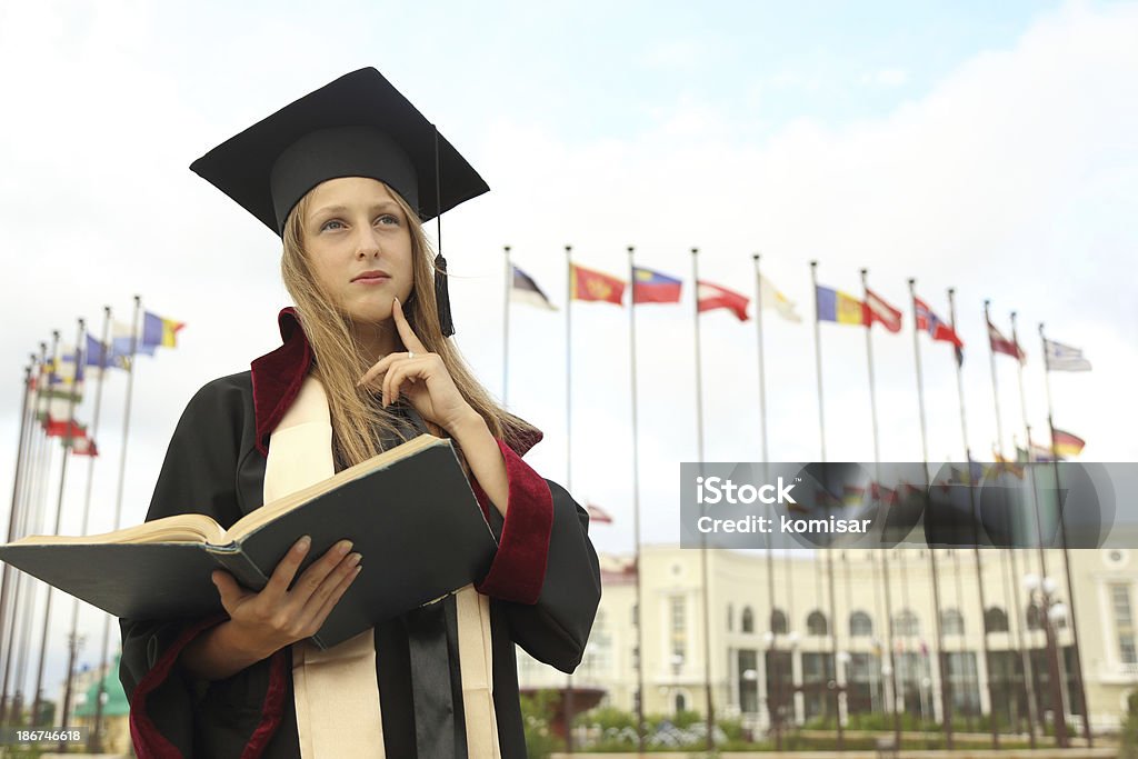 Chica pensativa leyendo un libro - Foto de stock de 20 a 29 años libre de derechos