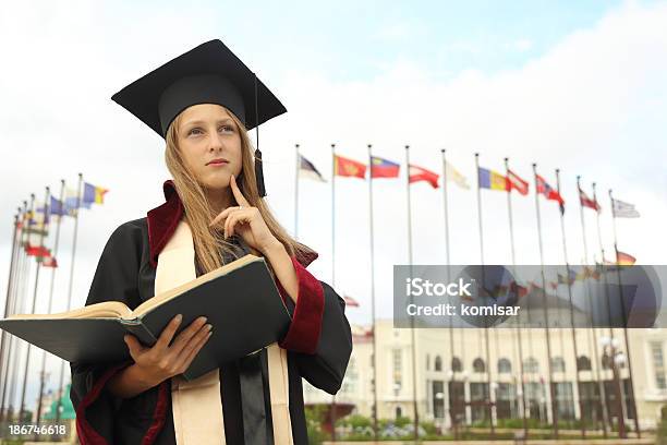 Menina Pensativa Com Um Livro - Fotografias de stock e mais imagens de 20-29 Anos - 20-29 Anos, Adolescente, Adulto