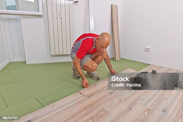 Instalação De Piso De Madeira Durante A Ampliação Da Casa - Fotografias de stock e mais imagens de Chão