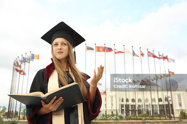 Pensierosa Ragazza Con Un Libro - Fotografie stock e altre immagini di Adolescente - Adolescente, Adulto, Allegro