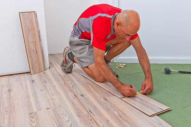 설치 중 바닥이 홈화면 압살했다 또한 - carpenter home addition manual worker construction 뉴스 사진 이미지