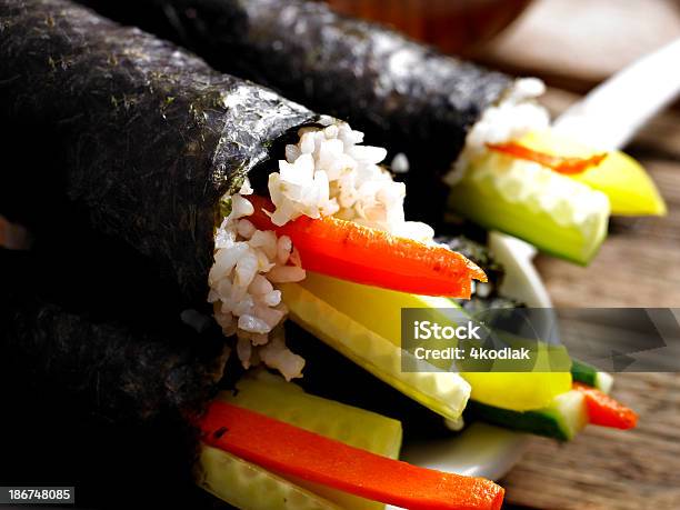 Hausgemachtes Sushi Stockfoto und mehr Bilder von Dampfkochen - Dampfkochen, Eingewickelt, Einwickeln