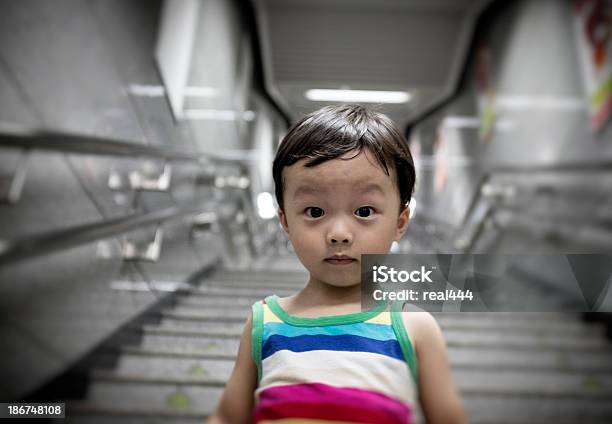 Linda Niños En La Estación De Metro Foto de stock y más banco de imágenes de 2-3 años - 2-3 años, Alegre, Alegría