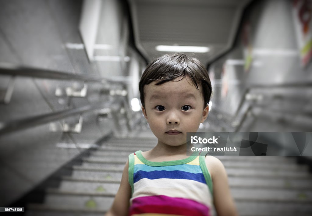 Carino bambini nella stazione della metropolitana - Foto stock royalty-free di 2-3 anni