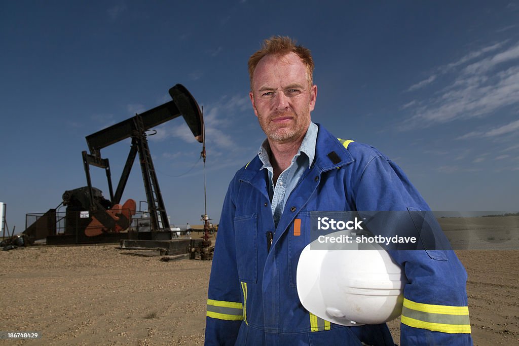Trabajador del petróleo y Pumpjack - Foto de stock de Accesorio de cabeza libre de derechos