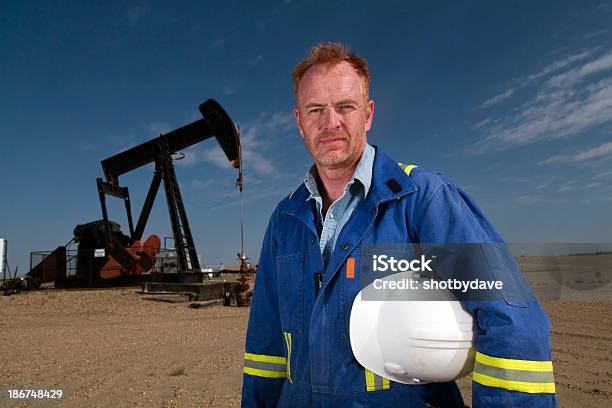 Lavoratore Olio Pumpjack E - Fotografie stock e altre immagini di Addetto alla manutenzione - Addetto alla manutenzione, Ambientazione esterna, Attrezzatura