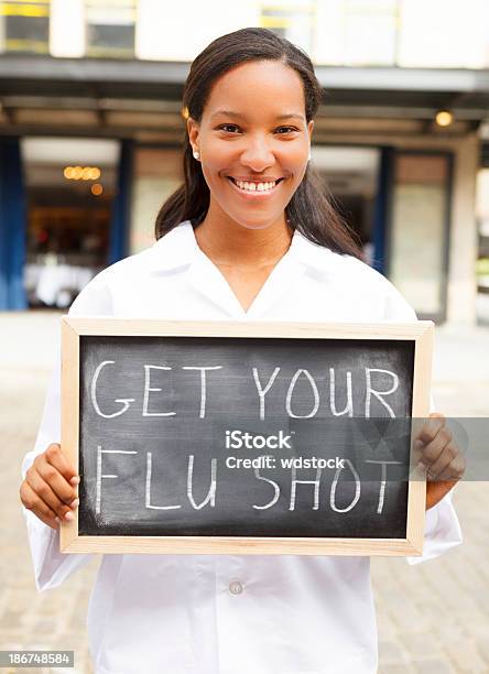 Foto de Jovem Mulher Com Foto Placa De Gripe e mais fotos de stock de Vacina de Gripe - Vacina de Gripe, Sinal, Adulto