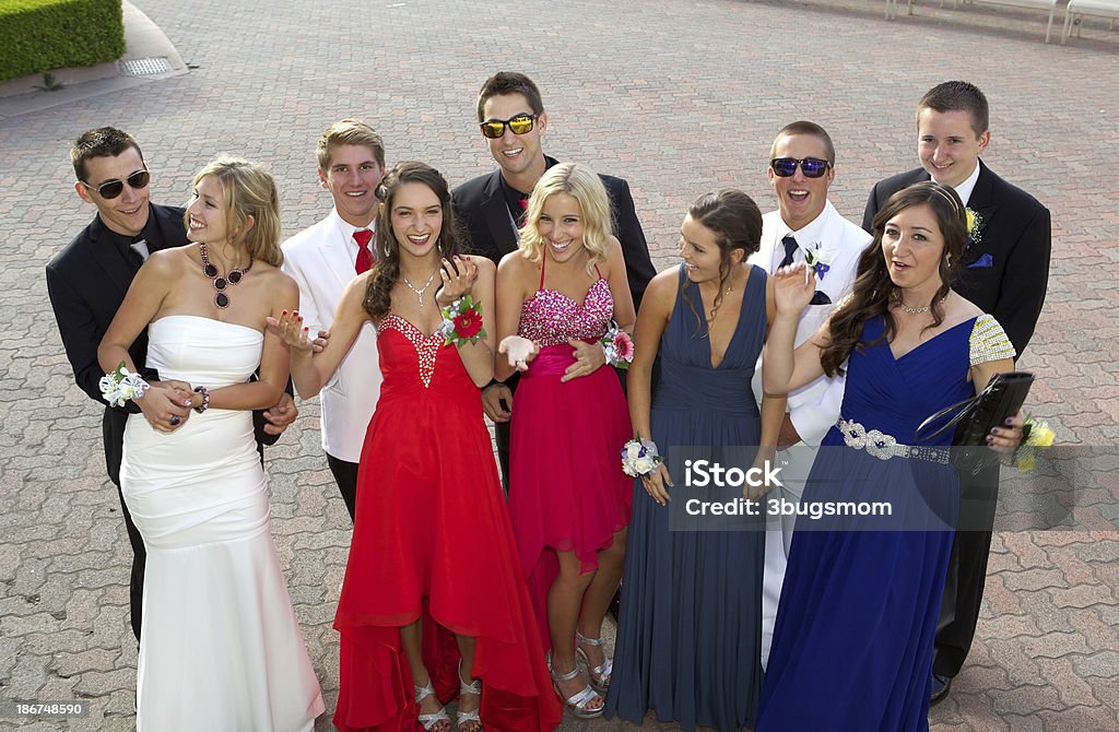Prom Photo Grand groupe d'adolescents s'amuser à l'extérieur - Photo de Fête de fin d'études secondaires libre de droits