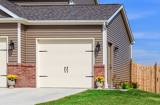 porta da garagem, revestimento, revestimento de teto, muro - siding house plastic roof - fotografias e filmes do acervo