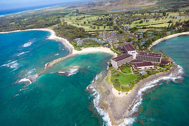 una vista aérea de turtle bay, hawai - north shore hawaii islands oahu island fotografías e imágenes de stock