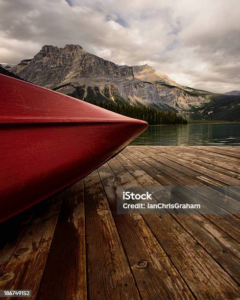 Foto de Red Canoa e mais fotos de stock de Bosque - Floresta - Bosque - Floresta, Canoa, Colúmbia Britânica