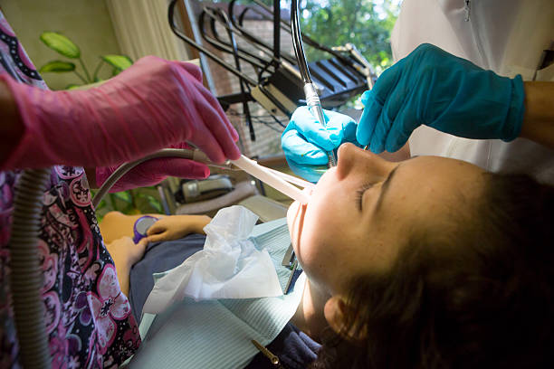 jovem mulher ficando um preenchimento - mouth open dental drill holding doctor - fotografias e filmes do acervo