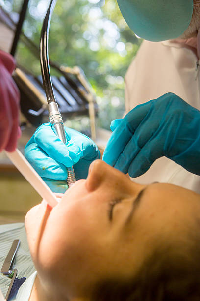 jovem mulher ficando um preenchimento - mouth open dental drill holding doctor - fotografias e filmes do acervo