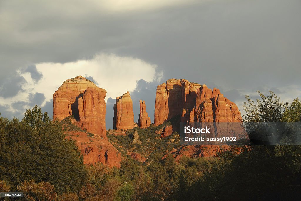Katedra Rock Sedona Dramatyczne niebo Arizona - Zbiór zdjęć royalty-free (Alpenglow)