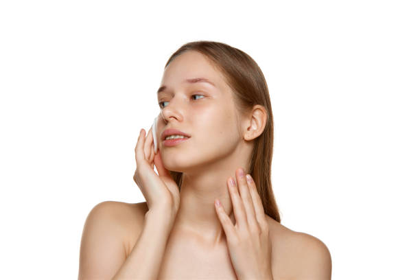 retrato de mujer con piel bien cuidada toallita la piel con esponja con líquido tónico con vitaminas y minerales para una piel suave. - human skin sparse washing face human face fotografías e imágenes de stock