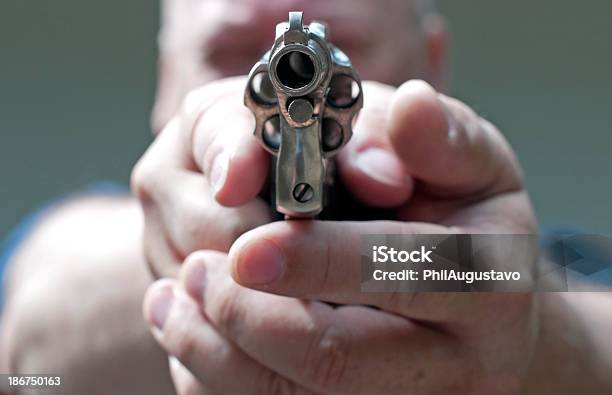Mann Mit Pistole Stockfoto und mehr Bilder von Schusswaffe - Schusswaffe, Holzfass, Zielen