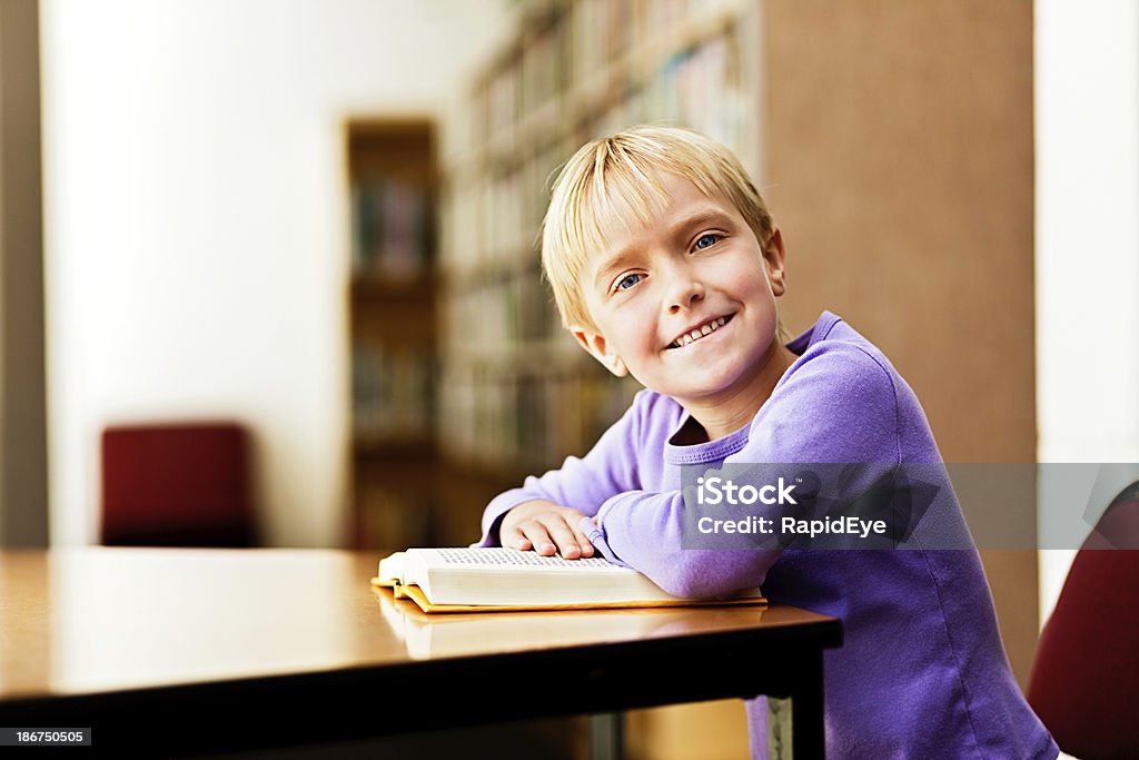 J'adore la bibliothèque. - Photo de 6-7 ans libre de droits