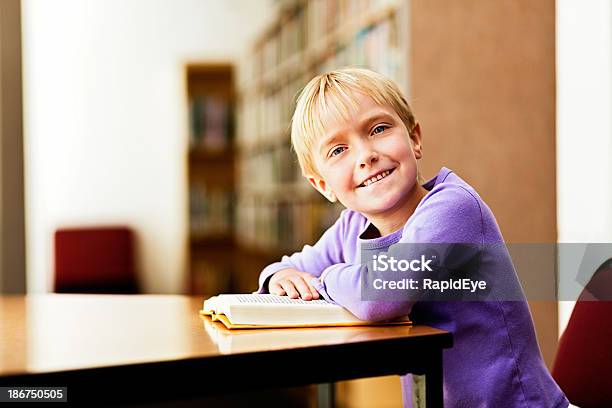 Photo libre de droit de Jadore La Bibliothèque banque d'images et plus d'images libres de droit de 6-7 ans - 6-7 ans, Anticipation, Apprentissage