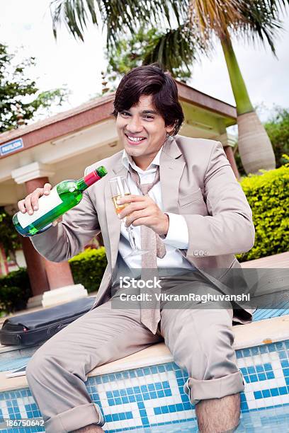 Joven Alegre Indian Empresario Relajante Junto A La Piscina Foto de stock y más banco de imágenes de 20 a 29 años