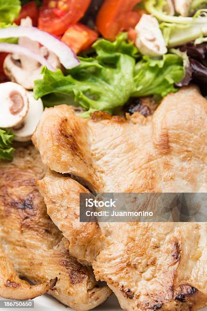 Gegrillte Hühnerbrust Und Salat Stockfoto und mehr Bilder von Ansicht aus erhöhter Perspektive - Ansicht aus erhöhter Perspektive, Draufsicht, Farbbild