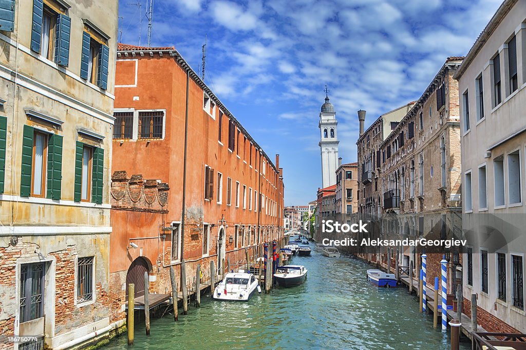 Canale con barche a Venezia colorata e Chiesa in Backgraund - Foto stock royalty-free di Acqua