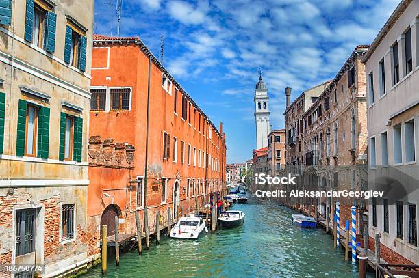 Canale Con Barche A Venezia Colorata E Chiesa In Backgraund - Fotografie stock e altre immagini di Acqua