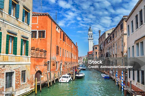 Veneza Canal Colorido Com Barcos E Igreja Em Backgraund - Fotografias de stock e mais imagens de Antigo