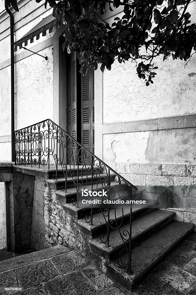 Vecchia scala con porta. Bianco e nero - Foto stock royalty-free di Ambientazione esterna