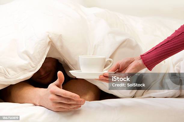 Kaffee Am Morgen Stockfoto und mehr Bilder von Bekommen - Bekommen, Bett, Bettdecke