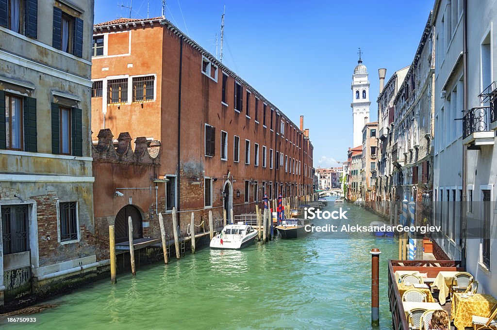 Bunte Kanal mit Booten in Venedig und Kirche in Backgraund - Lizenzfrei Alt Stock-Foto