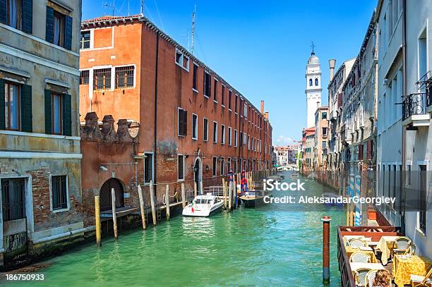 Veneza Canal Colorido Com Barcos E Igreja Em Backgraund - Fotografias de stock e mais imagens de Antigo