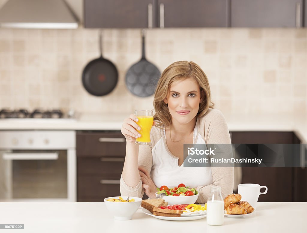 Frau Essen Frühstück. - Lizenzfrei Attraktive Frau Stock-Foto