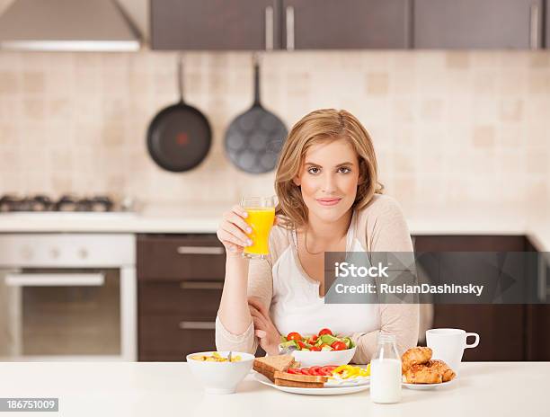 Frau Essen Frühstück Stockfoto und mehr Bilder von Attraktive Frau - Attraktive Frau, Blick in die Kamera, Croissant