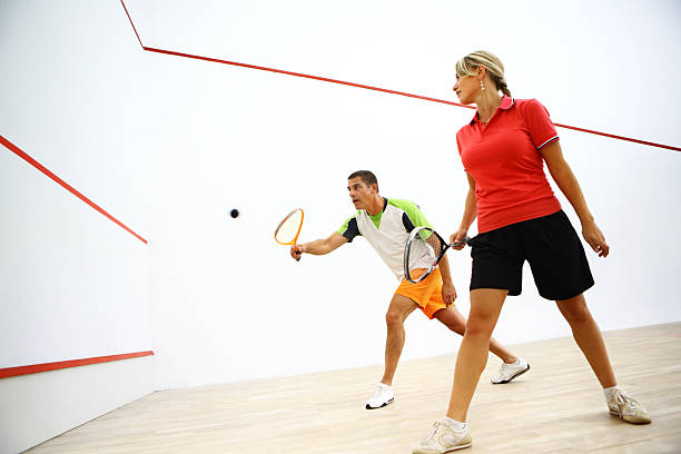 homem e mulher jogar jogo de singles de abóbora - squash racketball sport exercising imagens e fotografias de stock