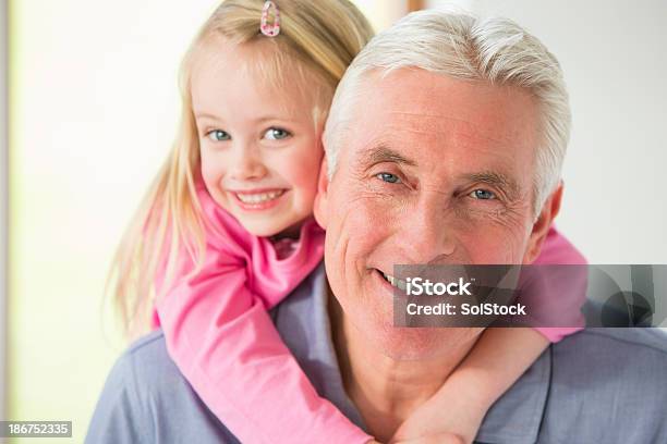 Großvater Und Enkelkind Stockfoto und mehr Bilder von 6-7 Jahre - 6-7 Jahre, 65-69 Jahre, Aktiver Senior