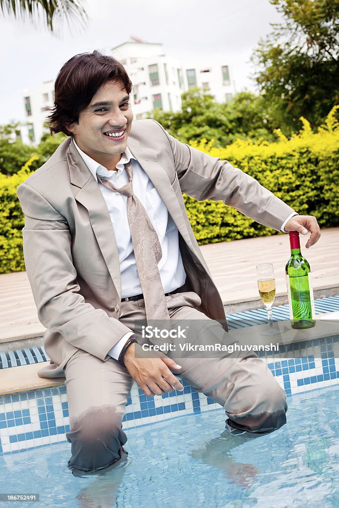 Młody radosny indyjski Biznesmen relaks w basenie stronie - Zbiór zdjęć royalty-free (25-29 lat)