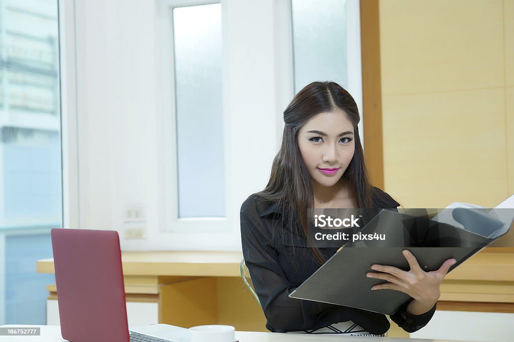 Jolie Femme d'affaires travaillant au bureau - Photo de Adulte libre de droits