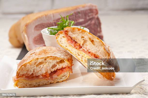 Con Queso Emmental Sándwich Panini Con Queso Parmesano Y Jamón Y Tomate Foto de stock y más banco de imágenes de Alimento