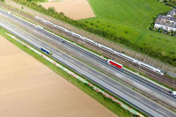 rodovia de pista múltipla e trem de alta velocidade - vista aérea - multiple lane highway highway car field - fotografias e filmes do acervo