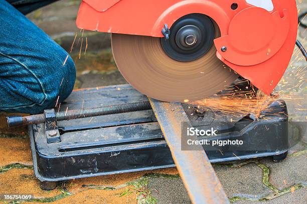 Foto de Trabalhador De Metal Com Moedor De Grãos Faíscas E Grinding Ferro e mais fotos de stock de Arame