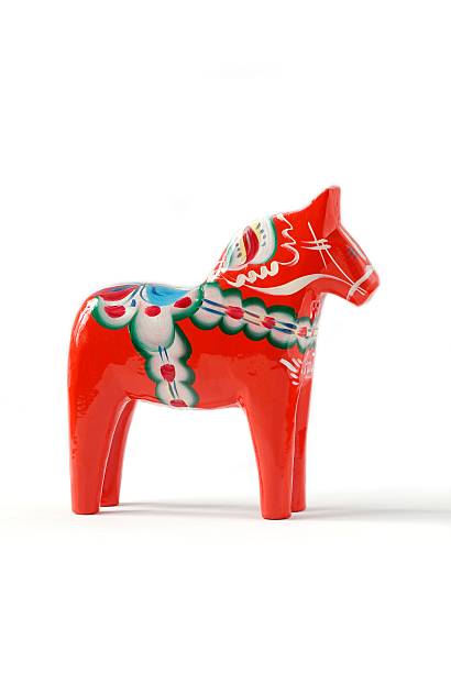 шведская dala лошадь-красный - dala horse стоковые фото и изображения