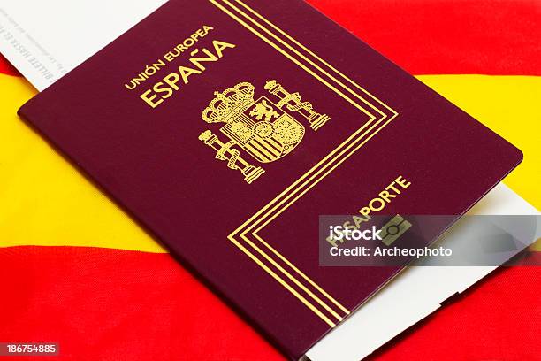 Spagnolo Passport - Fotografie stock e altre immagini di Affari - Affari, Bandiera, Carta