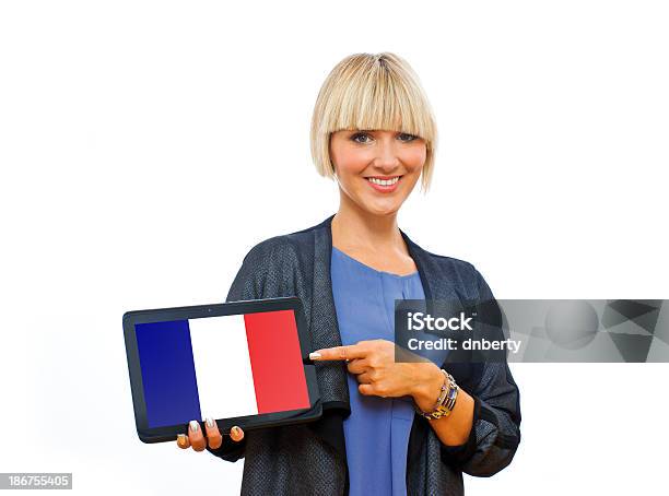 Loiro Atraente Mulher Segurando A Tablet Com Bandeira Da França - Fotografias de stock e mais imagens de Adulto
