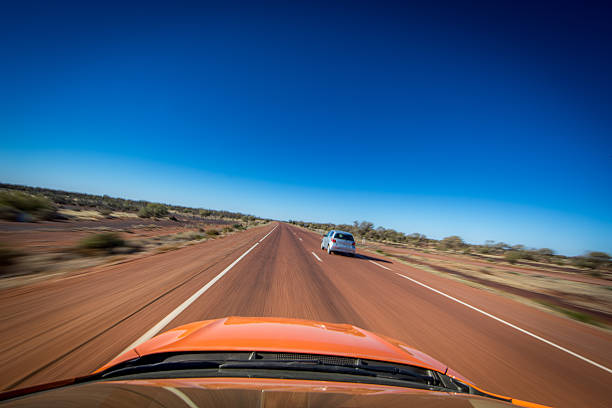 conducir rápido en la autopista - rebasar fotografías e imágenes de stock