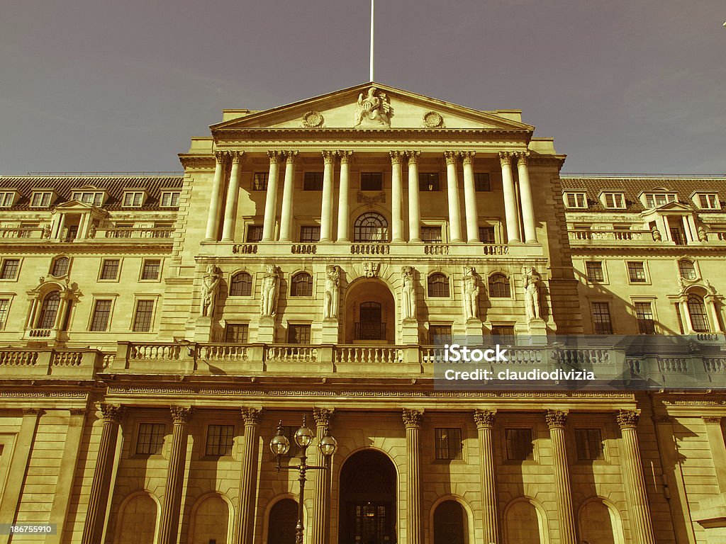 Retro mirando Banco de Inglaterra - Foto de stock de Anticuado libre de derechos